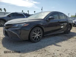 2022 Toyota Camry SE z VIN 4T1G11AK7NU657892, wystawiony jako Copart lot #53624045 z przebiegiem 72 404 mil mil oraz Szkoda całkowita • Salvage title. Historia ofert i sprzedaży dostępna na DreamBid. Obrazek 1.
