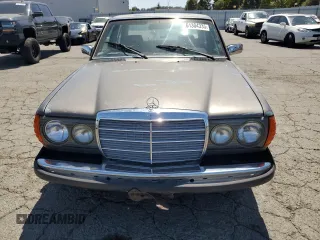 1984 Mercedes-Benz 300 D с VIN WDBAB33A2EA034753, выставлен на аукционе Copart как лот 61304335 с пробегом 172 402 миль миль и Чистый • Clean title. История ставок и продаж доступна на DreamBid. Изображение 5.