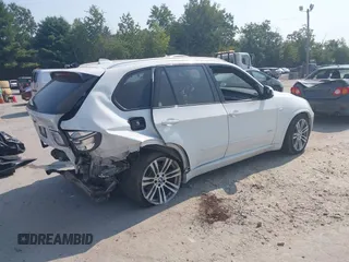 2013 BMW X5 xDrive35i z VIN 5UXZV4C55D0B07060, wystawiony jako IAAI lot #40331229 z przebiegiem 61 458 mil mil oraz . Historia ofert i sprzedaży dostępna na DreamBid. Obrazek 4.