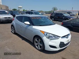 2013 Hyundai Veloster w/Black Int z VIN KMHTC6AD7DU173789, wystawiony jako IAAI lot #42422054 z przebiegiem 179 087 mil mil oraz . Historia ofert i sprzedaży dostępna na DreamBid. Obrazek 1.