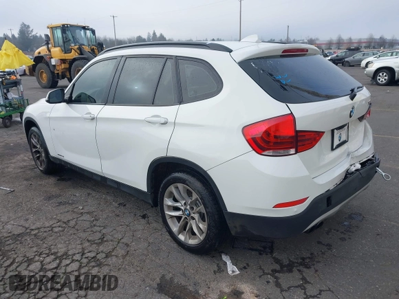 2015 BMW X1 xDrive28i z VIN WBAVL1C54FVY38101, wystawiony jako IAAI lot #41344120 z przebiegiem 130 000 mil mil oraz . Historia ofert i sprzedaży dostępna na DreamBid. Obrazek 3.