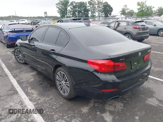2020 BMW 5 Series 540i xDrive z VIN WBAJS3C09LCD33702, wystawiony jako IAAI lot #42504307 z przebiegiem 79 099 mil mil oraz . Historia ofert i sprzedaży dostępna na DreamBid. Obrazek 3.
