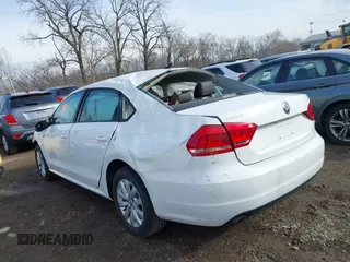 2015 Volkswagen Passat Limited Edition Edition z VIN 1VWAT7A33FC099429, wystawiony jako IAAI lot #41710894 z przebiegiem 97 991 mil mil oraz . Historia ofert i sprzedaży dostępna na DreamBid. Obrazek 3.