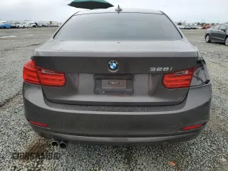 2013 BMW 3 Series 328i z VIN WBA3C1C54DF440529, wystawiony jako Copart lot #48949335 z przebiegiem 83 765 mil mil oraz Szkody całkowita. Historia ofert i sprzedaży dostępna na DreamBid. Obrazek 6.