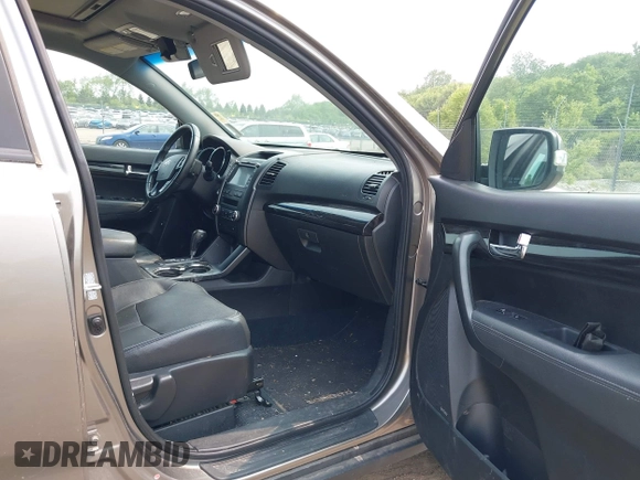 2011 Kia Sorento EX z VIN 5XYKUDA26BG062679, wystawiony jako IAAI lot #42471272 z przebiegiem 100 786 mil mil oraz . Historia ofert i sprzedaży dostępna na DreamBid. Obrazek 5.