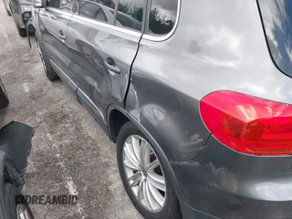 2013 Volkswagen Tiguan SE z VIN WVGBV7AX1DW006760, wystawiony jako IAAI lot #41563994 z przebiegiem 167 044 mil mil oraz . Historia ofert i sprzedaży dostępna na DreamBid. Obrazek 12.