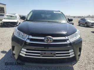2017 Toyota Highlander XLE z VIN 5TDJZRFH8HS411635, wystawiony jako Copart lot #52080215 z przebiegiem 83 711 mil mil oraz Szkoda całkowita • Salvage title. Historia ofert i sprzedaży dostępna na DreamBid. Obrazek 5.