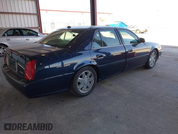 2004 Cadillac DeVille DTS z VIN 1G6KF57934U181654, wystawiony jako IAAI lot #41752298 z przebiegiem 131 861 mil mil oraz . Historia ofert i sprzedaży dostępna na DreamBid. Obrazek 4.