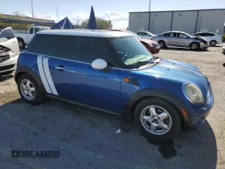 2009 MINI Hardtop z VIN WMWMF33539TW72829, wystawiony jako Copart lot #55307945 z przebiegiem 136 288 mil mil oraz Szkody całkowita. Historia ofert i sprzedaży dostępna na DreamBid. Obrazek 4.