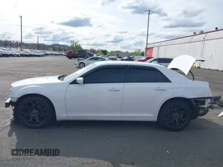 2019 Chrysler 300 S z VIN 2C3CCABG1KH654366, wystawiony jako IAAI lot #41980285 z przebiegiem 55 639 mil mil oraz . Historia ofert i sprzedaży dostępna na DreamBid. Obrazek 15.