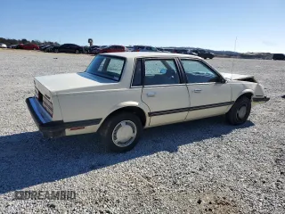 1985 Chevrolet Celebrity z VIN 1G1AW19R8F6308705, wystawiony jako Copart lot #42148305 z przebiegiem 91 840 mil mil oraz Nie do naprawy. Historia ofert i sprzedaży dostępna na DreamBid. Obrazek 3.