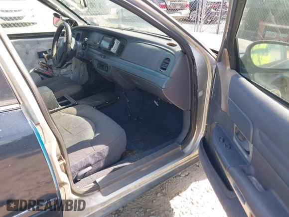 1999 Ford Crown Victoria Police с VIN 2FAFP71W0XX183970, выставлен на аукционе IAAI как лот 42155122 с пробегом 248 807 миль миль и . История ставок и продаж доступна на DreamBid. Изображение 5.