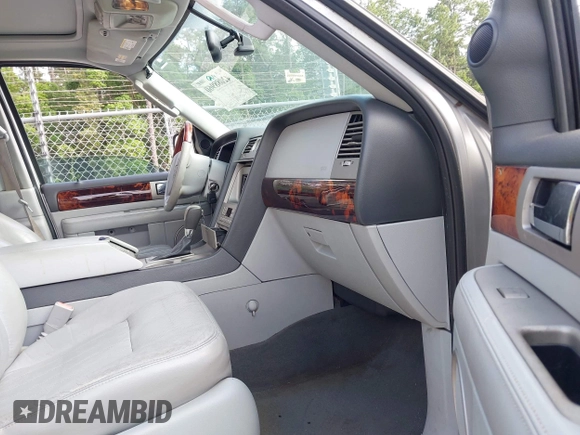 2004 Lincoln Navigator Luxury with VIN 5LMFU27R54LJ42646, listed as a IAAI auction lot 42088960 with 193,746 mi miles. Bid and sale history available at carsss.com. Image 5.