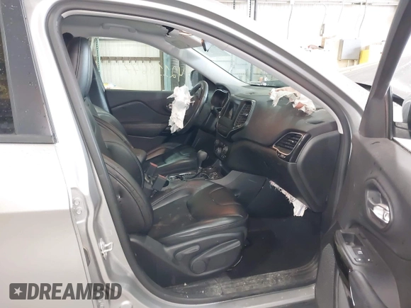 2020 Jeep Cherokee Altitude z VIN 1C4PJMLX6LD501886, wystawiony jako IAAI lot #42118677 z przebiegiem 41 853 mil mil oraz . Historia ofert i sprzedaży dostępna na DreamBid. Obrazek 5.