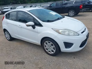 2013 Ford Fiesta SE z VIN 3FADP4EJ2DM109977, wystawiony jako IAAI lot #42445979 z przebiegiem 71 504 mil mil oraz . Historia ofert i sprzedaży dostępna na DreamBid. Obrazek 1.