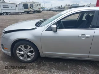 2012 Ford Fusion SE z VIN 3FAHP0HA3CR421636, wystawiony jako IAAI lot #42454385 z przebiegiem 138 282 mil mil oraz . Historia ofert i sprzedaży dostępna na DreamBid. Obrazek 14.