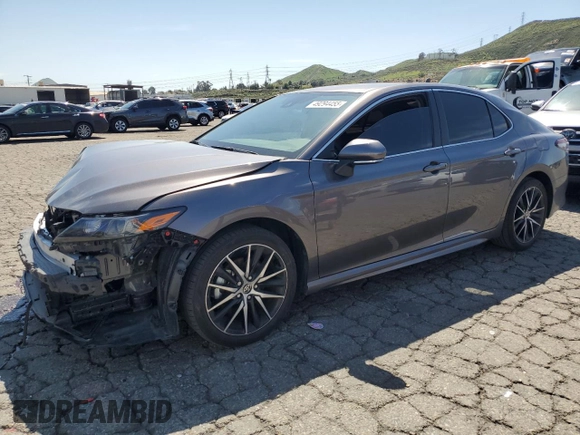 2023 Toyota Camry SE z VIN 4T1G11AK9PU832730, wystawiony jako Copart lot #49294455 z przebiegiem 46 194 mil mil oraz Szkoda całkowita • Salvage title. Historia ofert i sprzedaży dostępna na DreamBid. Obrazek 1.
