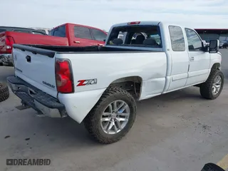 2003 Chevrolet Silverado 1500 LT with VIN 1GCEK19T43E337975, listed as a IAAI auction lot 41728590 with 237,476 mi miles. Bid and sale history available at carsss.com. Image 4.