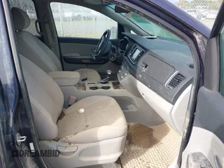 2020 Kia Sedona LX with VIN KNDMB5C1XL6618392, listed as a IAAI auction lot 40519236 with 27,890 mi miles. Bid and sale history available at carsss.com. Image 5.