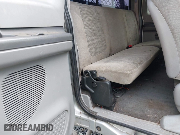 2001 Ford Super Duty F-250 XL with VIN 1FTNX21S01EB08460, listed as a IAAI auction lot 41890597 with 218,302 mi miles. Bid and sale history available at carsss.com. Image 8.