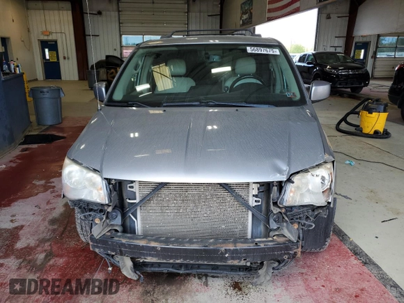2013 Chrysler Town & Country Touring z VIN 2C4RC1BG2DR554912, wystawiony jako Copart lot #56897675 z przebiegiem 136 299 mil mil oraz Szkody całkowita. Historia ofert i sprzedaży dostępna na DreamBid. Obrazek 5.