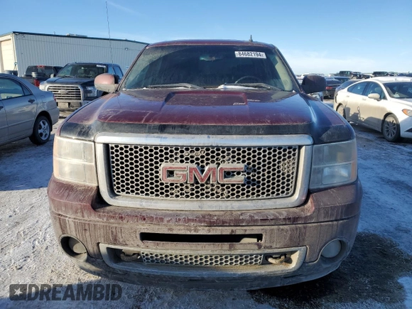 2013 GMC Sierra 1500 Denali z VIN 3GTP2XE27DG293506, wystawiony jako Copart lot #84682194 z przebiegiem 312 025 mil mil oraz Czysty tytuł • Clean title. Historia ofert i sprzedaży dostępna na DreamBid. Obrazek 5.