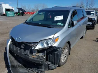 2017 Toyota Sienna XLE Auto Access Seat with VIN 5TDYZ3DC0HS784509, listed as a IAAI auction lot 41725664 with 69,990 mi miles. Bid and sale history available at carsss.com. Image 20.