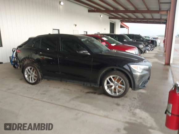 2018 Alfa Romeo Stelvio Sport z VIN ZASFAKPN9J7B70085, wystawiony jako IAAI lot #40823547 z przebiegiem Nie podano mil oraz . Historia ofert i sprzedaży dostępna na DreamBid. Obrazek 13.
