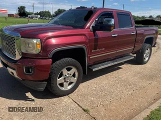 2015 GMC Sierra 2500HD Denali z VIN 1GT120E88FF102231, wystawiony jako Copart lot #60239065 z przebiegiem 305 655 mil mil oraz Czysty tytuł • Clean title. Historia ofert i sprzedaży dostępna na DreamBid. Obrazek 2.