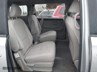 2019 Kia Sedona L with VIN KNDMA5C18K6541538, listed as a IAAI auction lot 41643348 with 92,042 mi miles. Bid and sale history available at carsss.com. Image 8.