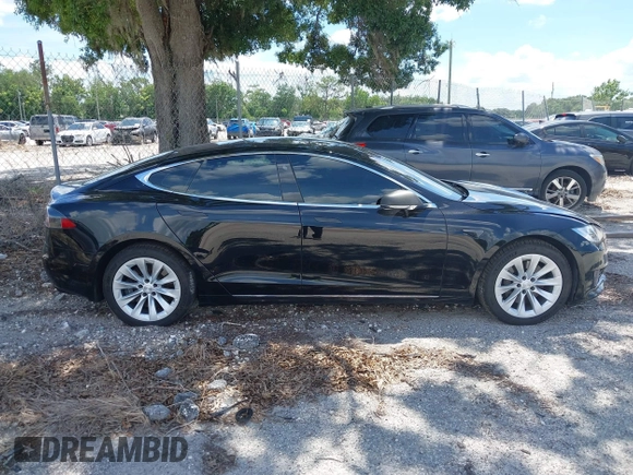 2017 Tesla Model S 60 z VIN 5YJSA1E13HF199359, wystawiony jako IAAI lot #42490410 z przebiegiem 100 377 mil mil oraz . Historia ofert i sprzedaży dostępna na DreamBid. Obrazek 12.