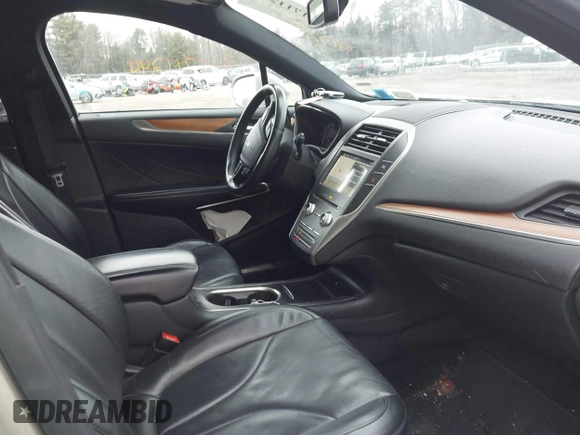 2017 Lincoln MKC Reserve with VIN 5LMCJ3D93HUL54581, listed as a IAAI auction lot 41711244 with 63,806 mi miles. Bid and sale history available at carsss.com. Image 5.