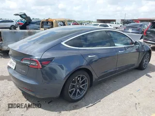 2020 Tesla Model 3 Long Range z VIN 5YJ3E1EB5LF801592, wystawiony jako IAAI lot #42096859 z przebiegiem 68 002 mil mil oraz . Historia ofert i sprzedaży dostępna na DreamBid. Obrazek 4.