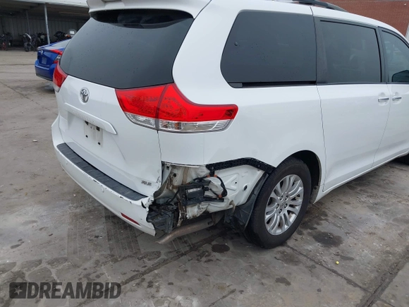 2014 Toyota Sienna XLE z VIN 5TDYK3DC5ES439511, wystawiony jako IAAI lot #41510779 z przebiegiem 218 782 mil mil oraz . Historia ofert i sprzedaży dostępna na DreamBid. Obrazek 6.