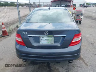 2011 Mercedes-Benz C 300 Sport z VIN WDDGF5EB8BR162211, wystawiony jako IAAI lot #42437442 z przebiegiem 149 419 mil mil oraz . Historia ofert i sprzedaży dostępna na DreamBid. Obrazek 16.