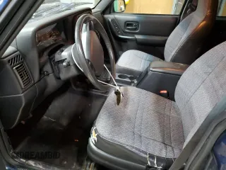 2000 Jeep Cherokee z VIN 1J4FF48S0YL153259, wystawiony jako Copart lot #52509955 z przebiegiem 204 042 mil mil oraz Czysty tytuł • Clean title. Historia ofert i sprzedaży dostępna na DreamBid. Obrazek 7.