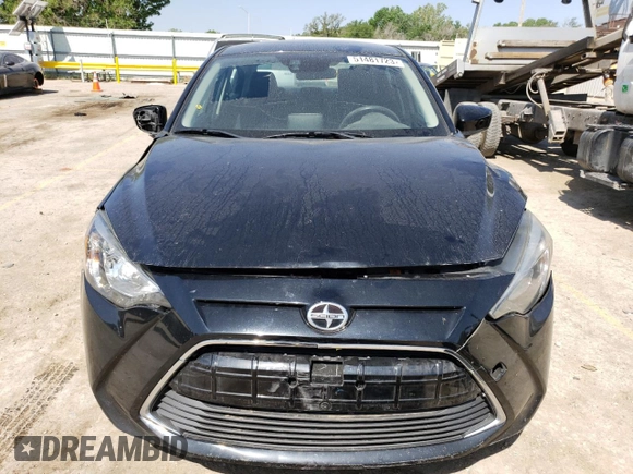 2016 Scion iA z VIN 3MYDLBZV8GY112646, wystawiony jako Copart lot #51481723 z przebiegiem 98 781 mil mil oraz . Historia ofert i sprzedaży dostępna na DreamBid. Obrazek 5.