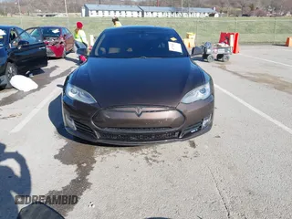 2014 Tesla Model S 60 with VIN 5YJSA1H17EFP33275, listed as a IAAI auction lot 41778167 with 202,749 mi miles and . Bid and sale history available at DreamBid. Image 12.