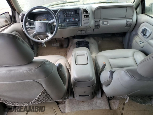 1999 Chevrolet Suburban z VIN 1GNFK16R2XJ328550, wystawiony jako Copart lot #53179525 z przebiegiem 170 914 mil mil oraz Czysty tytuł • Clean title. Historia ofert i sprzedaży dostępna na DreamBid. Obrazek 8.
