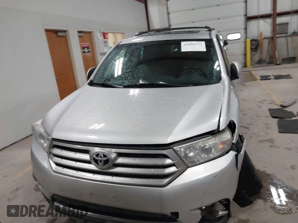 2013 Toyota Highlander Limited z VIN 5TDDK3EH3DS244711, wystawiony jako IAAI lot #41056732 z przebiegiem 156 968 mil mil oraz . Historia ofert i sprzedaży dostępna na DreamBid. Obrazek 12.
