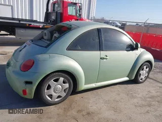2000 Volkswagen Beetle GLS z VIN 3VWCA21C0YM403254, wystawiony jako IAAI lot #41806878 z przebiegiem 119 547 mil mil oraz . Historia ofert i sprzedaży dostępna na DreamBid. Obrazek 14.