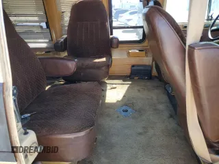 1985 Chevrolet Chevy Van z VIN 1GBEG25HXF7160399, wystawiony jako Copart lot #64115004 z przebiegiem 40 895 mil mil oraz Czysty tytuł • Clean title. Historia ofert i sprzedaży dostępna na DreamBid. Obrazek 11.