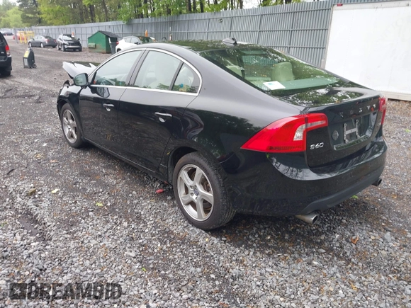 2013 Volvo S60 T5 Premier z VIN YV1612FS5D1218392, wystawiony jako IAAI lot #42283632 z przebiegiem 156 996 mil mil oraz . Historia ofert i sprzedaży dostępna na DreamBid. Obrazek 3.