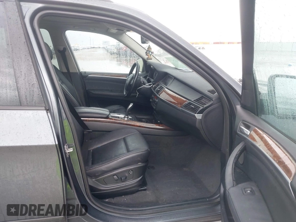 2011 BMW X5 35i z VIN 5UXZV4C59BL404339, wystawiony jako IAAI lot #42167977 z przebiegiem 109 378 mil mil oraz . Historia ofert i sprzedaży dostępna na DreamBid. Obrazek 5.
