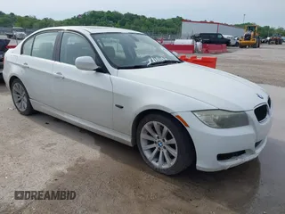 2011 BMW 3 Series 328i z VIN WBAPH7G53BNN07625, wystawiony jako IAAI lot #42176969 z przebiegiem 205 899 mil mil oraz . Historia ofert i sprzedaży dostępna na DreamBid. Obrazek 1.