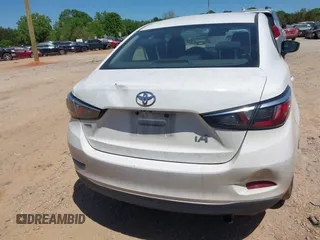 2017 Toyota Yaris z VIN 3MYDLBYV9HY183860, wystawiony jako IAAI lot #42060165 z przebiegiem 191 321 mil mil oraz . Historia ofert i sprzedaży dostępna na DreamBid. Obrazek 16.