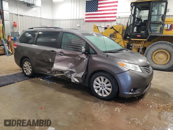 2012 Toyota Sienna XLE z VIN 5TDDK3DC8CS046677, wystawiony jako Copart lot #52381025 z przebiegiem 144 054 mil mil oraz Czysty tytuł • Clean title. Historia ofert i sprzedaży dostępna na DreamBid. Obrazek 4.