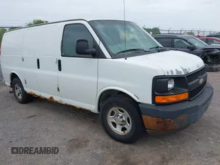 2004 Chevrolet Express Cargo z VIN 1GCFG15XX41150053, wystawiony jako IAAI lot #42236337 z przebiegiem 135 471 mil mil oraz . Historia ofert i sprzedaży dostępna na DreamBid. Obrazek 1.