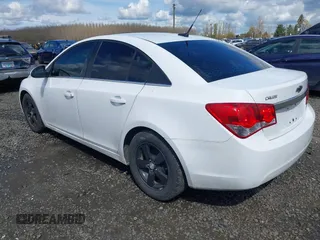 2014 Chevrolet Cruze 1LT z VIN 1G1PC5SB9E7115253, wystawiony jako IAAI lot #41923584 z przebiegiem 127 803 mil mil oraz . Historia ofert i sprzedaży dostępna na DreamBid. Obrazek 3.