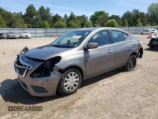 2015 Nissan Versa SV z VIN 3N1CN7AP4FL945793, wystawiony jako Copart lot #56026235 z przebiegiem 116 987 mil mil oraz Szkoda całkowita • Salvage title. Historia ofert i sprzedaży dostępna na DreamBid. Obrazek 1.